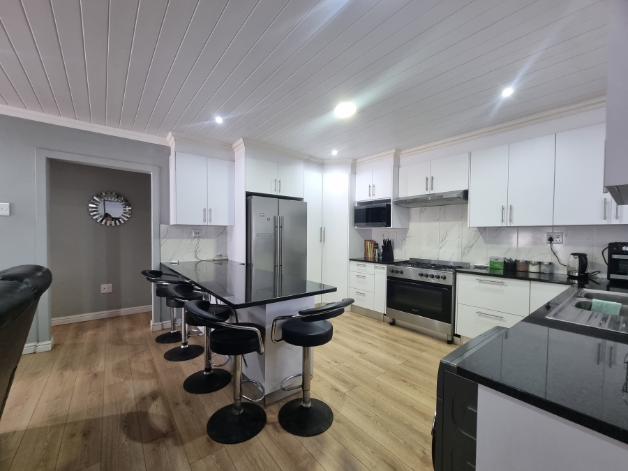 6 Bedroom Property for Sale in Dana Bay Western Cape